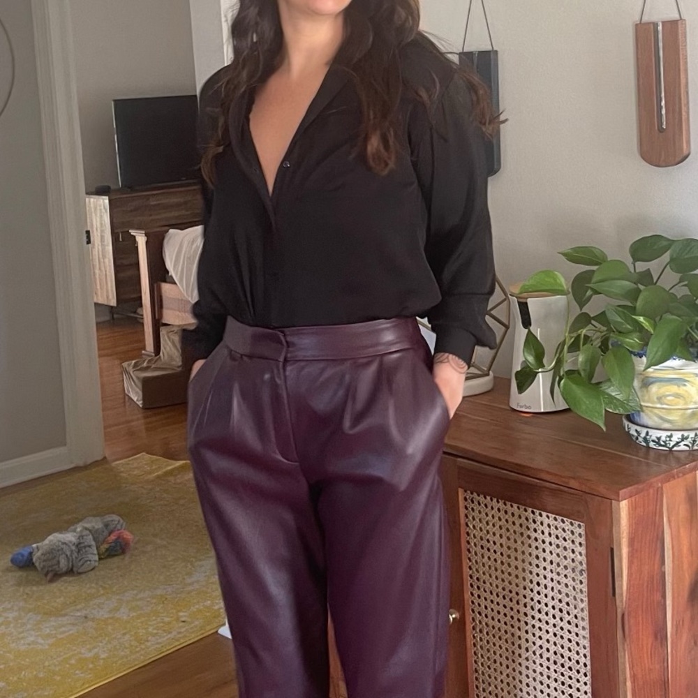 Express XS oversized, black silky button-down